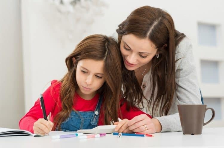 Gia đình sum vầy bên bàn ăn, biểu trưng cho sự gắn kết và hòa thuận trong tử vi gia đình.