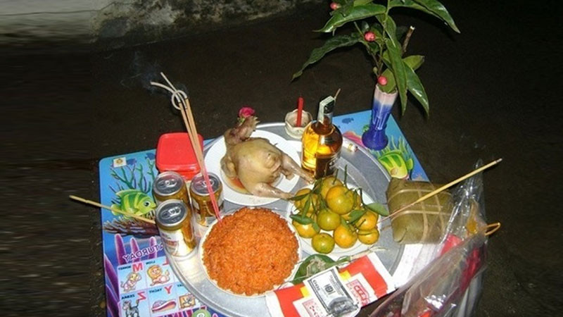 Gia đình sum vầy bên bàn thờ cúng giao thừa linh thiêng