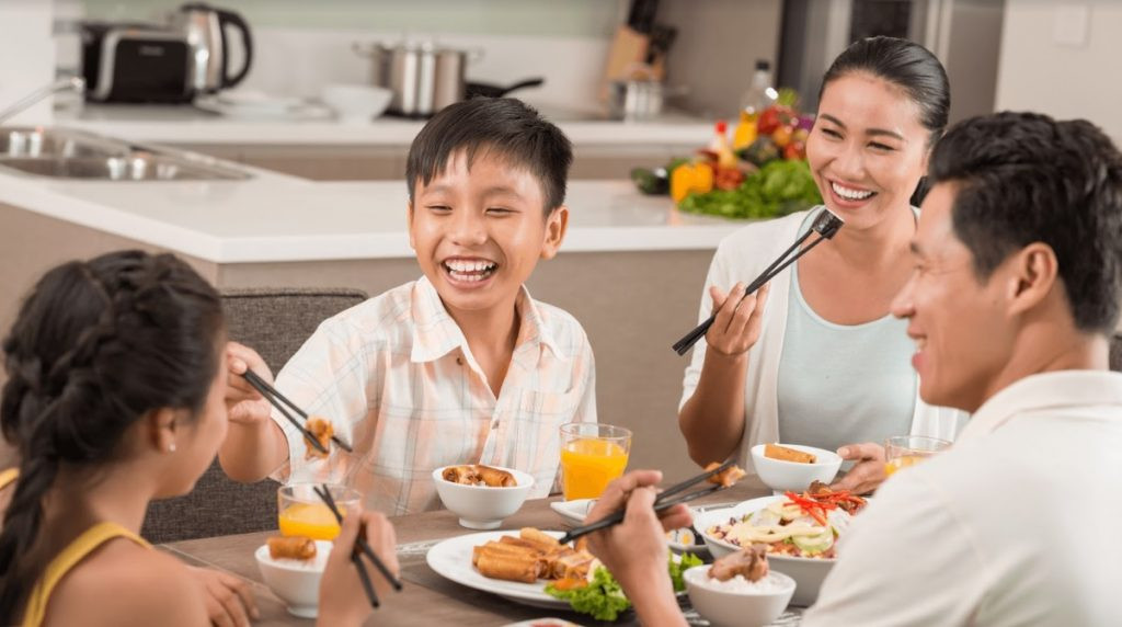 Gia đình sum vầy, vui vẻ trong ngày đầu tiên chuyển về tổ ấm mới sau lễ nhập trạch.