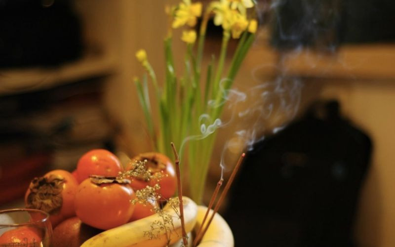 Gia đình tề tựu thực hiện nghi thức cúng Thanh Minh tại bàn thờ gia tiên