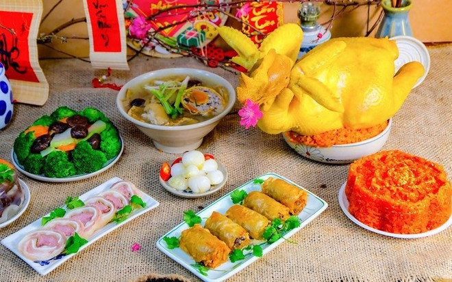 Gia đình thắp hương và khấn nguyện trước mâm lễ cúng rằm tháng giêng