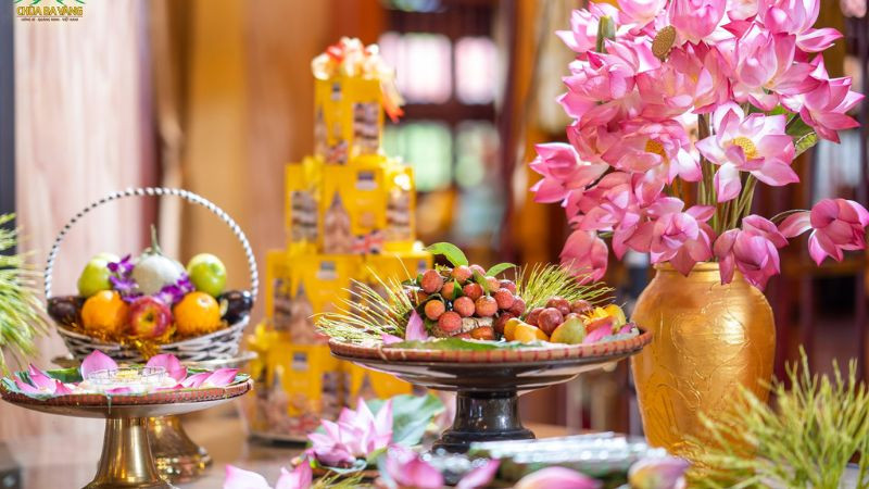 Hạ lễ sau khi cúng Tam Bảo