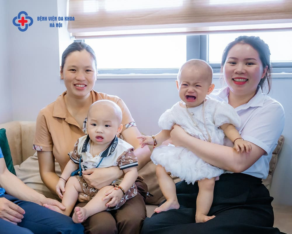 Hai bé song sinh Bính Ngọ đáng yêu