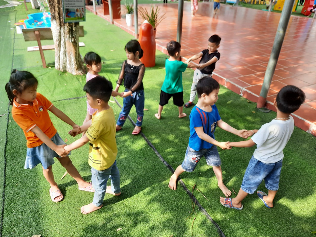 Hai em bé vui vẻ chơi Kéo cưa lừa xẻ, một trò chơi dân gian đơn giản nhưng giàu tính tương tác và giáo dục.