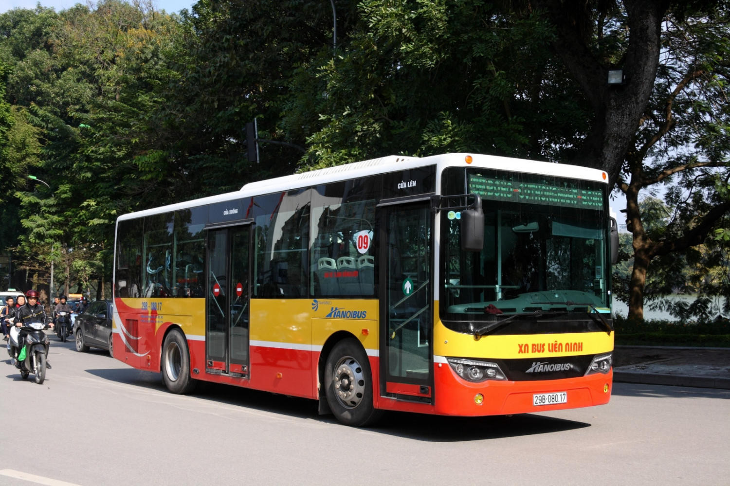 Hành khách di chuyển bằng xe buýt đến Ba Vì, phương tiện công cộng cho chuyến đi từ Hà Nội