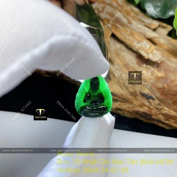 Hiệu ứng thông đèn xanh lục đặc trưng của ngọc phỉ thúy mực dục