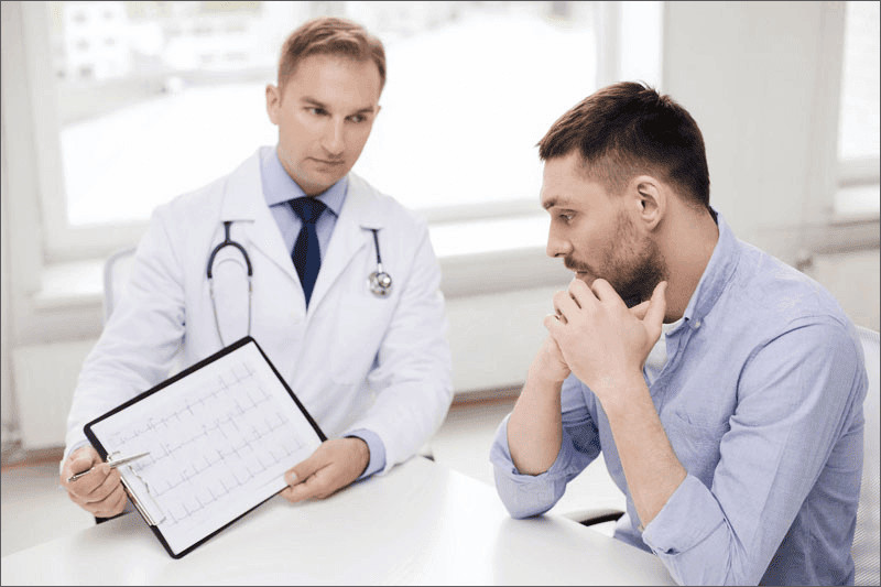Hình ảnh bàn tay một người đàn ông đặt trên ngực, thể hiện sự lo lắng về sức khỏe, đặc biệt là các vấn đề về tim mạch, tiêu hóa và thần kinh của nam Đinh Mão trong năm 2026