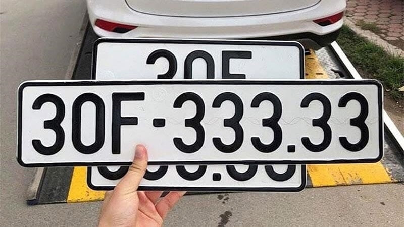 Hình ảnh biển số xe ô tô có chứa số 33, biểu tượng của sự may mắn và tài lộc trên mọi nẻo đường