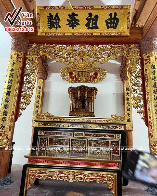 Hình ảnh bộ hoành phi câu đối trên bàn thờ, tượng trưng cho lễ cúng thay bàn thờ mới