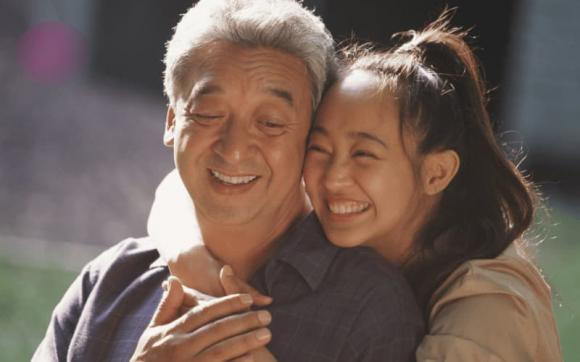 Hình ảnh cha và con gái vui vẻ, minh họa cho quan niệm con gái ẩn tuổi cha mang lại may mắn.