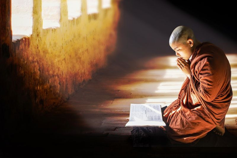 Hình ảnh cuốn kinh sám hối, biểu tượng cho việc tụng niệm