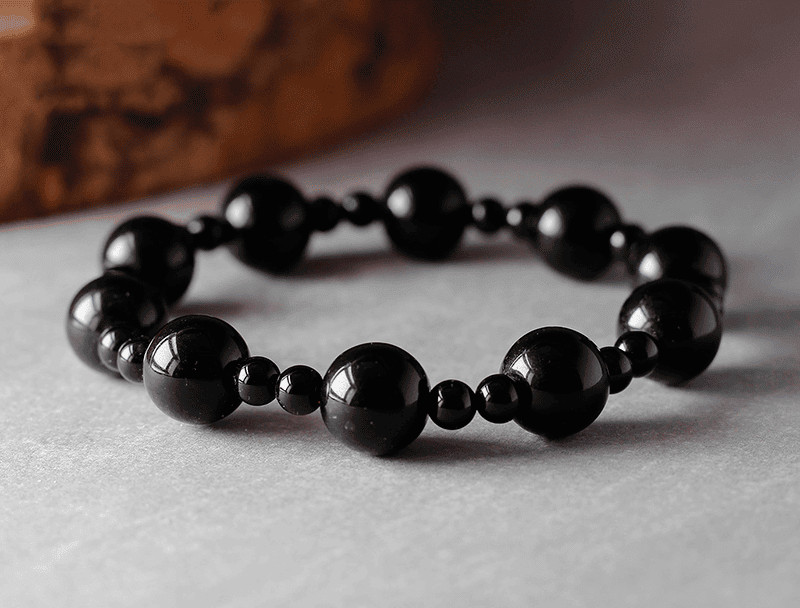 Hình ảnh đá Obsidian đen giúp hóa giải tiêu cực từ hạn Xung Thái Tuế cho tử vi Giáp Tý 2026 nữ mạng