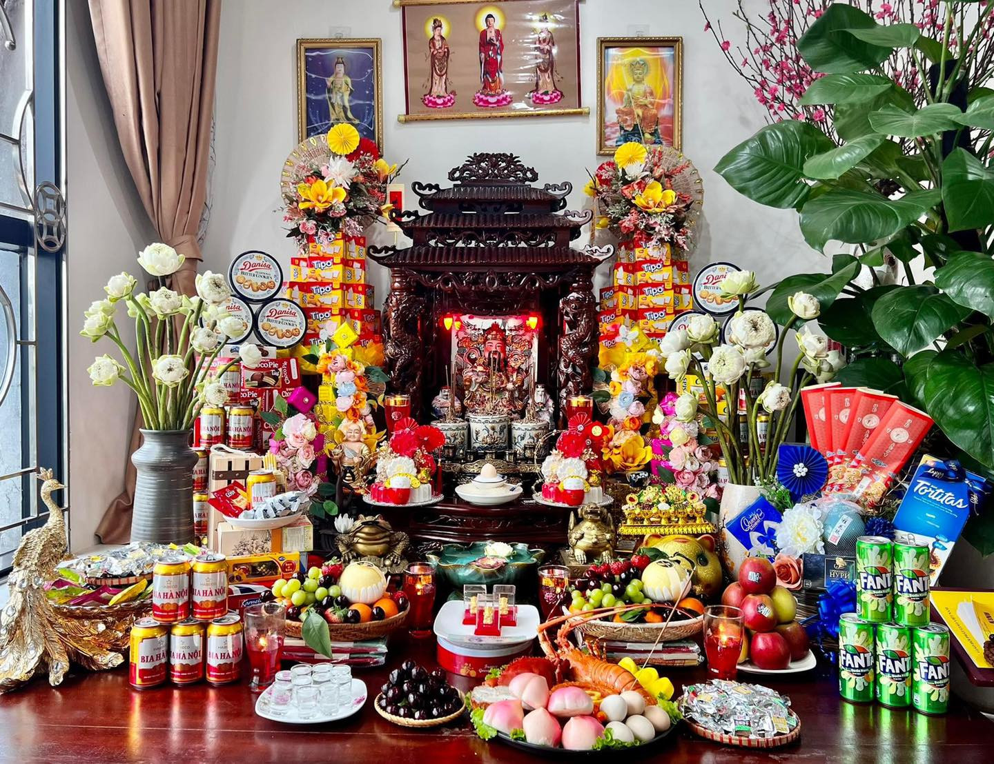 Hình ảnh mâm cúng Thần Tài Thổ Địa đơn giản mà đầy đủ lễ vật