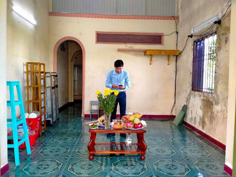 Hình ảnh mâm lễ cúng sửa nhà với hương hoa, trái cây, xôi và gà luộc, thể hiện lòng thành kính