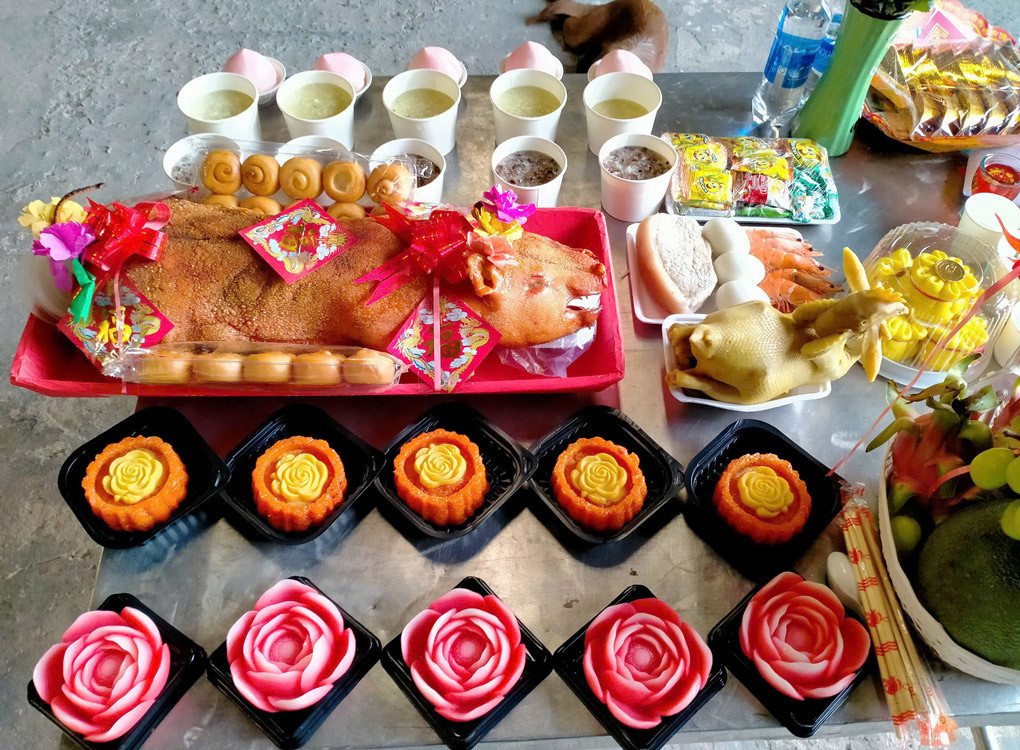 Hình ảnh mâm lễ vật cúng về nhà mới với các món ăn truyền thống được chuẩn bị công phu