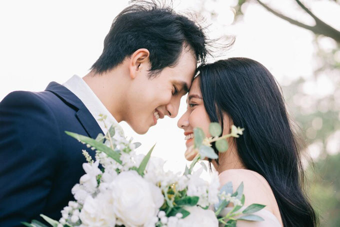 Hình ảnh một cặp đôi hạnh phúc, tượng trưng cho hôn nhân viên mãn của nữ sinh 1984