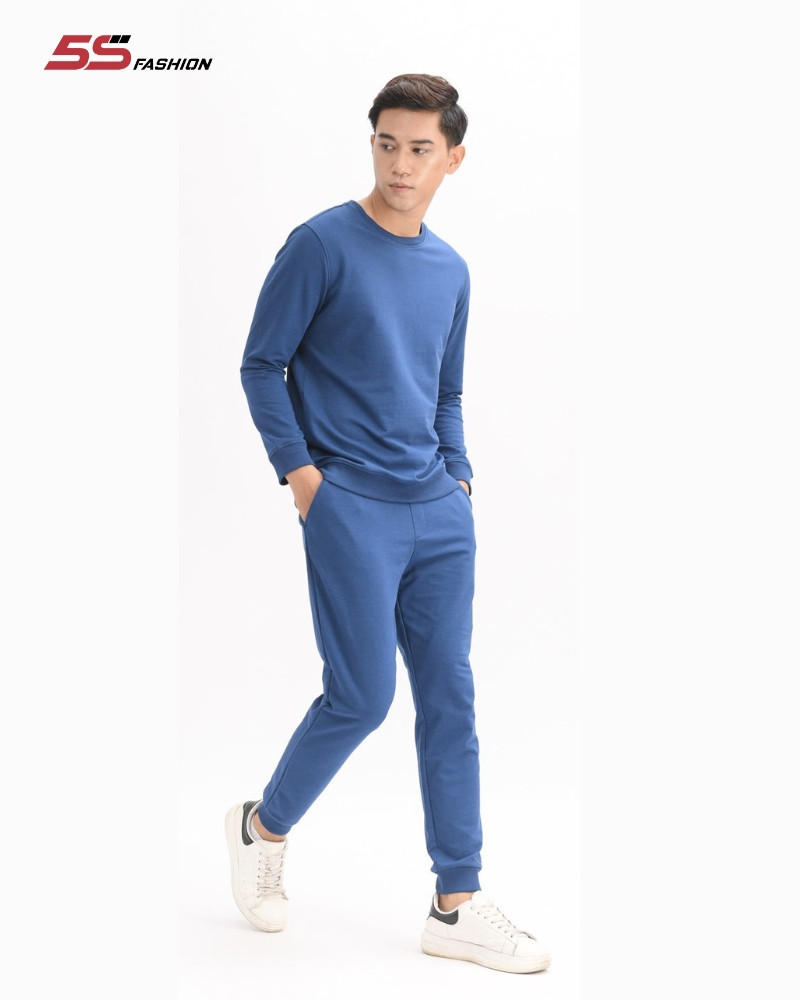 Hình ảnh một cậu bé nam sinh 2013 mệnh gì mặc áo thun dài tay và quần thể thao trong thời tiết se lạnh