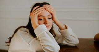 Hình ảnh một người đàn ông đang chăm chú xem lịch vạn niên hoặc sách tử vi