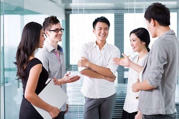 Hình ảnh một người phụ nữ đang cười nói vui vẻ, thể hiện tính cách hài hước và hoạt bát của người tuổi Gà.