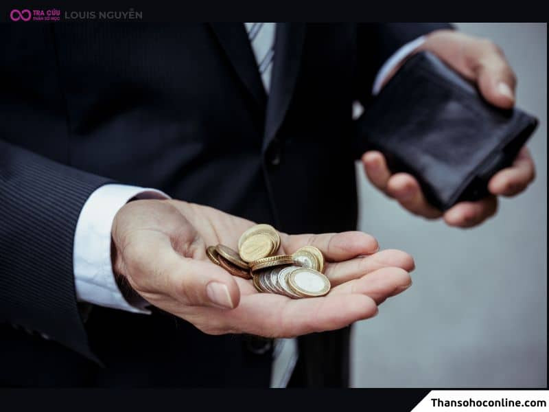 Hình ảnh một người phụ nữ trầm tư, có vẻ lo lắng về tài chính