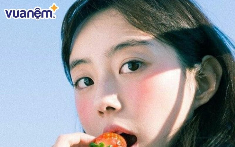 Hình ảnh người phụ nữ tự tin sải bước, toát lên cá tính mạnh mẽ của người tên Khánh Vy