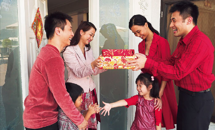 Hình ảnh người xông đất mang tài lộc đến gia đình, thể hiện ý nghĩa phong tục xông nhà
