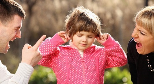 Hình ảnh tượng trưng cho lá số tử vi và những ảnh hưởng của hình khắc đến các mối quan hệ gia đình.