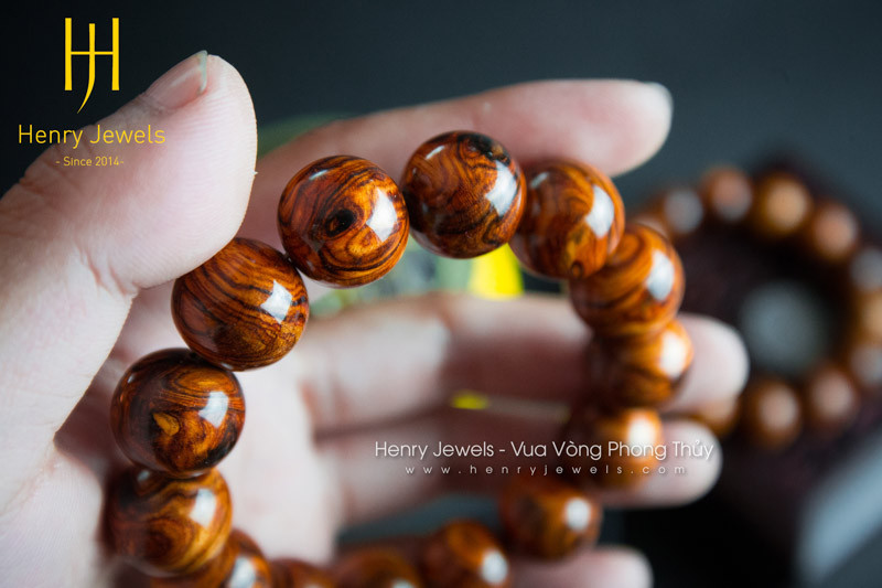 Hình ảnh vòng tay gỗ sưa tinh xảo, biểu tượng của sức khỏe và bình an, phù hợp cho người tìm kiếm sự hài hòa phong thủy
