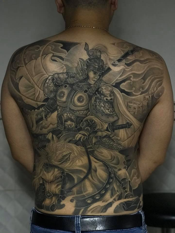 Hình xăm Triệu Vân cưỡi ngựa dũng mãnh trên chiến trường