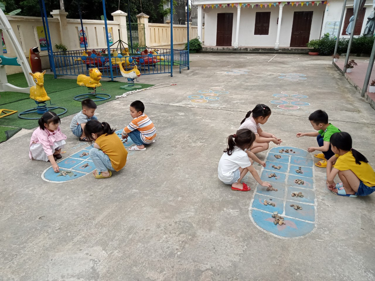Học sinh say mê tham gia trò chơi Ô ăn quan, một trò chơi truyền thống mang tính chiến thuật, rèn luyện tư duy cho trẻ.