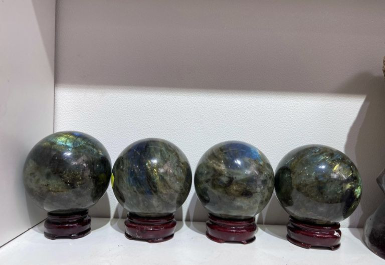 Hướng dẫn cách sử dụng đá Labradorite trong thiền định và các hoạt động tâm linh.