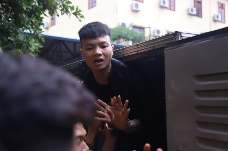 Khá Bảnh lên xe thùng sau khi bị tuyên án, hình ảnh minh chứng lý do Khá Bảnh đi tù vì tội gì