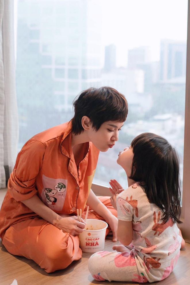 Khoảnh khắc lãng mạn của cặp đôi Lê Thị Tú Vi và Văn Anh thể hiện tình yêu bền chặt