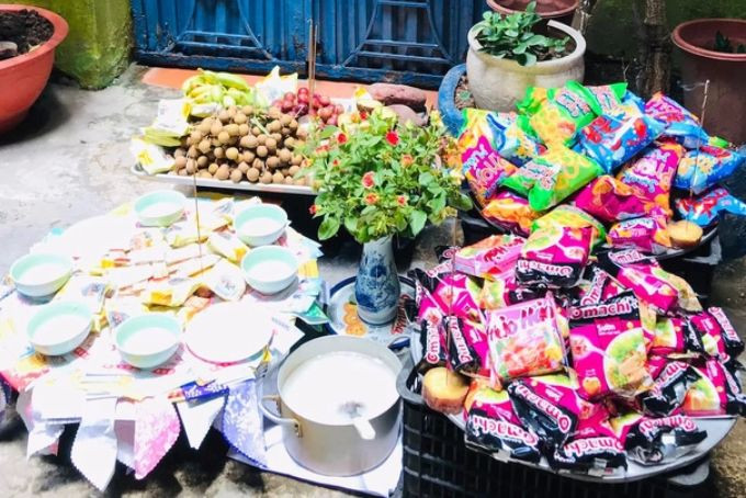 Không được đặt mâm cúng ở giữa cổng nhà, trong nhà khi cúng chúng sinh rằm tháng 7