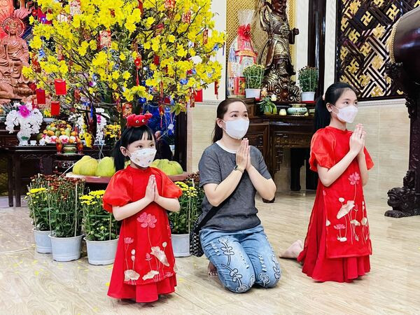 Không khí đi chùa ngày Tết Nguyên Đán
