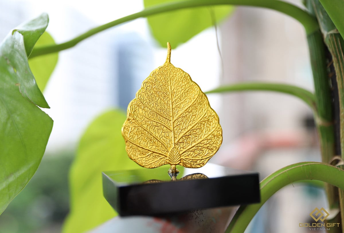 Lá Bồ Đề mạ vàng, vật phẩm tâm linh trong mùa lễ cúng cô hồn