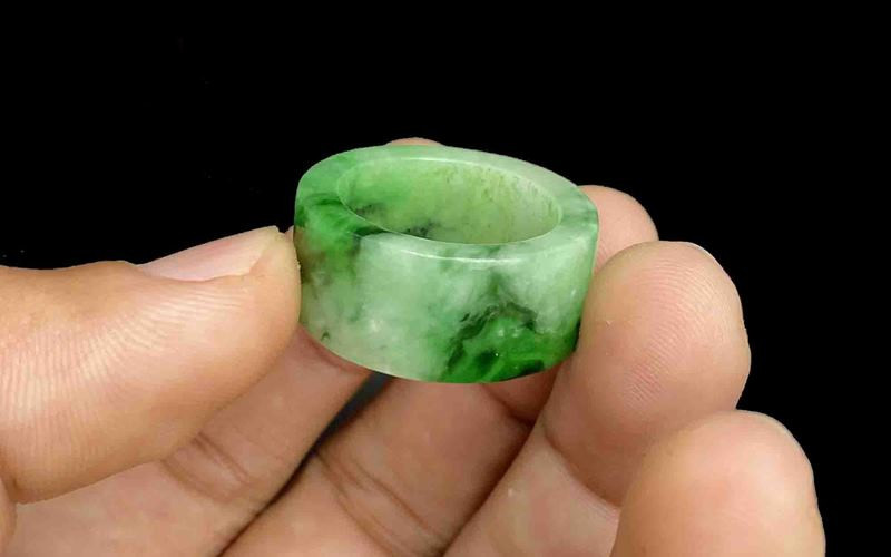 Lựa chọn ngọc cẩm thạch xanh chất lượng theo màu sắc và độ trong