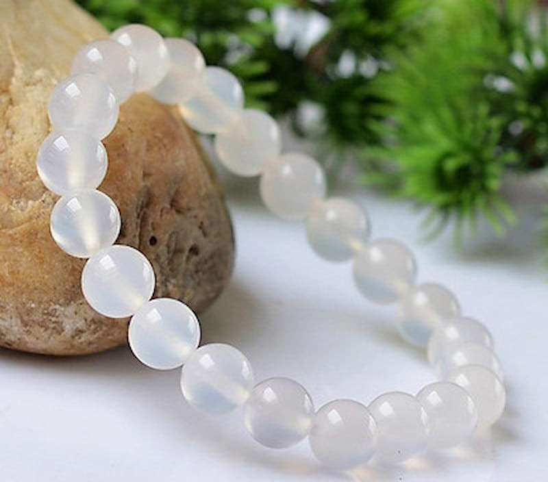 Lựa chọn vòng tay mã não trắng chất lượng cao để tăng cường năng lượng