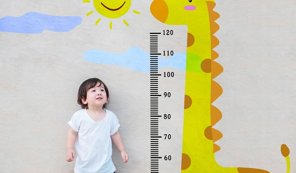 Ly sữa tươi cùng các sản phẩm từ sữa như sữa chua và phô mai, minh họa lợi ích dinh dưỡng đa dạng và việc sử dụng sữa tươi thuộc mệnh gì trong chế độ ăn.