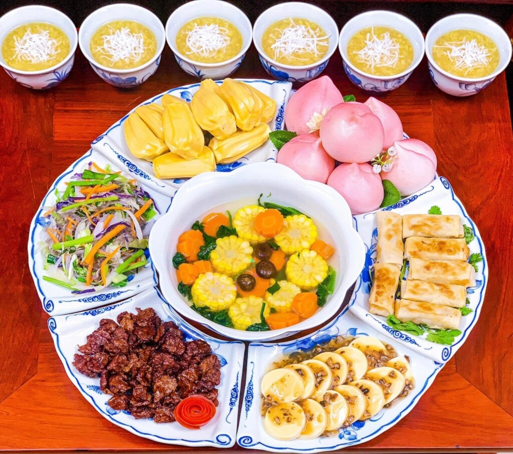 Mâm cỗ chay tinh khiết với xôi chè và các món rau củ quả dâng Phật