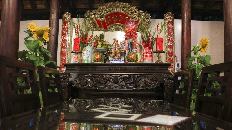 Mâm cỗ cúng giao thừa đầy đủ các món ăn truyền thống trong đêm Trừ tịch.