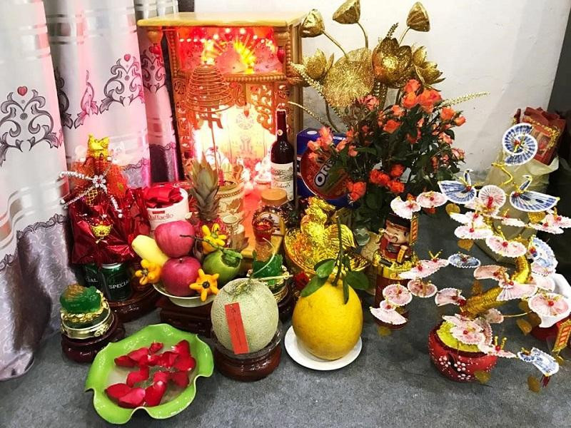 Mâm cỗ cúng Thần Tài thịnh soạn với heo quay, gà và trái cây tươi