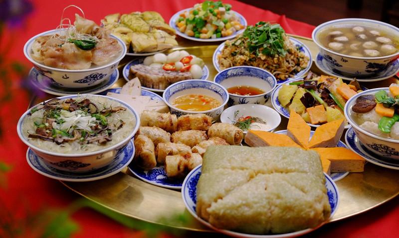 Mâm cỗ mặn thịnh soạn và đầy đủ hương vị trên bàn thờ ngày giỗ