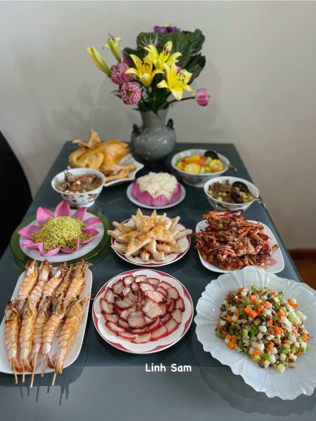 Mâm cỗ mặn truyền thống cúng rằm tháng giêng với gà luộc, nem, xôi, canh măng.