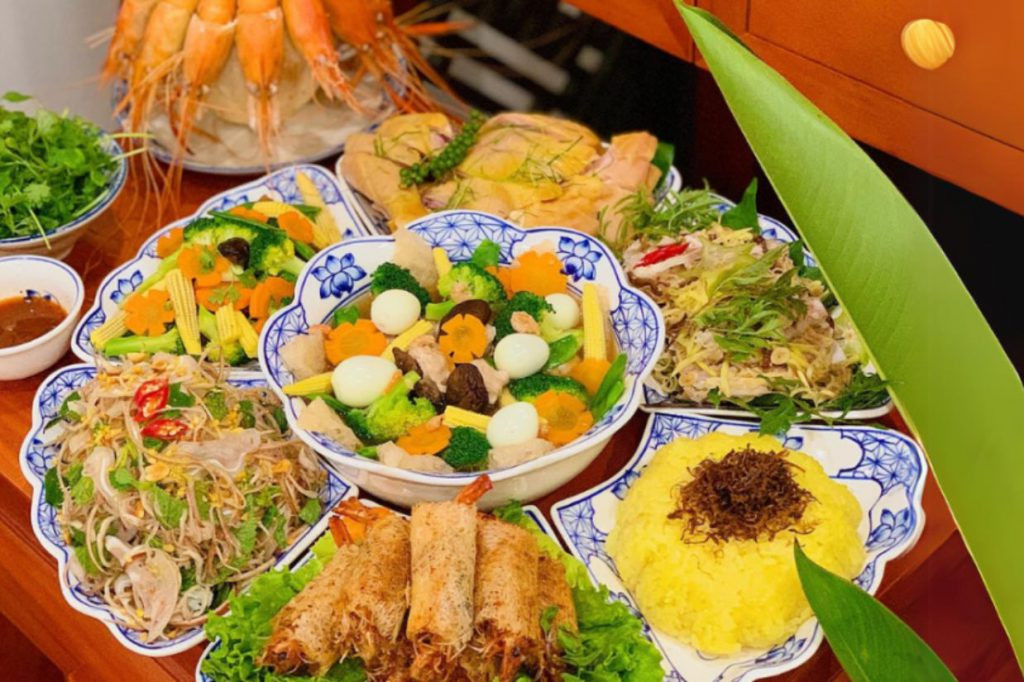 Mâm cơm cúng trên mâm lễ tam cấp phải là các món ăn tươi ngon, bày biện đẹp mắt