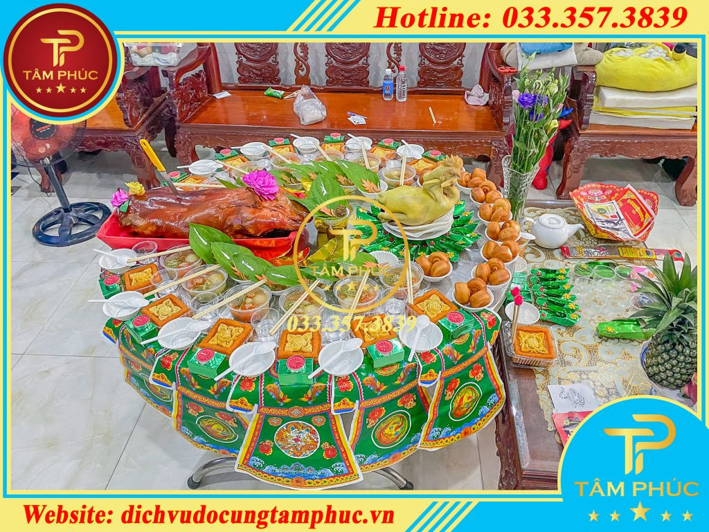 Mâm cúng căn đầy đặn với hoa quả và xôi chè cho bé gái