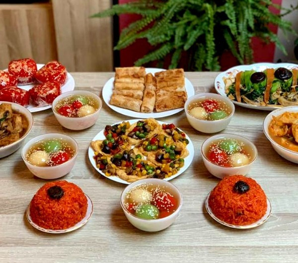 Mâm cúng chay trong lễ cúng rằm tháng 7 với nhiều món ăn thanh tịnh