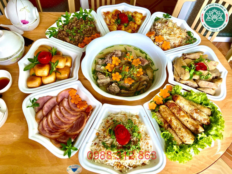Mâm cúng chay tươm tất trong lễ cúng 100 ngày tại gia đình Việt
