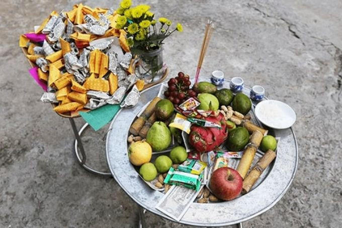 Mâm cúng cô hồn đơn giản nhưng đầy đủ lễ vật