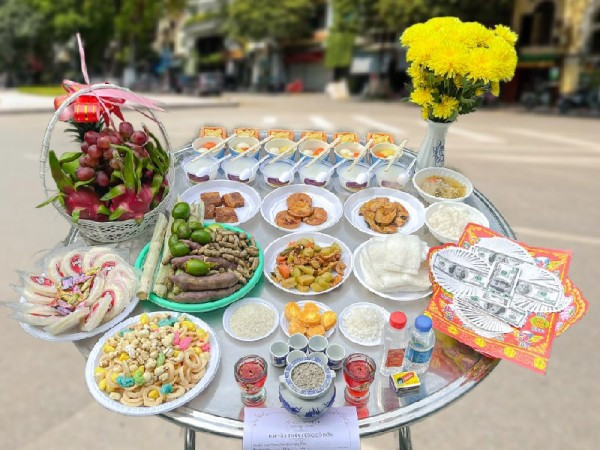 Mâm cúng cô hồn trong lễ cúng rằm tháng 7 đặt ngoài trời, biểu trưng lòng từ bi